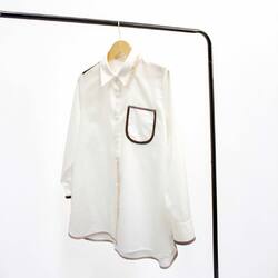 Putting a fun twist to a classic white shirt! Galina Blouse terbuat dari bahan premium yang nyaman dan tidak nerawang. Dengan variasi list berbagai warna, kemeja ini cocok dipakai acara nyantai atau formal.

#OMARA #omarawomen