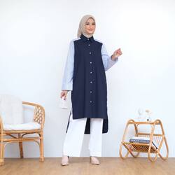Everyone loves Omara’s color blocking combination! Now introducing Julia Tunik! Tunik dengan bukaan kancing depan dan detail panjang bagian bawah yang berbeda. 

#Omara #omarawomen